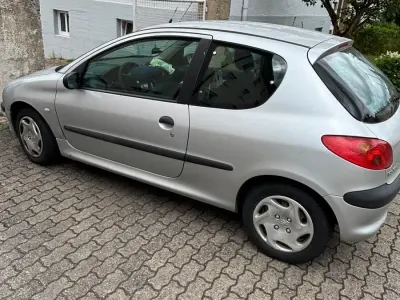 Gebraucht Peugeot 206 60 PS (44 kW) 2001 Silber Kleinwagen