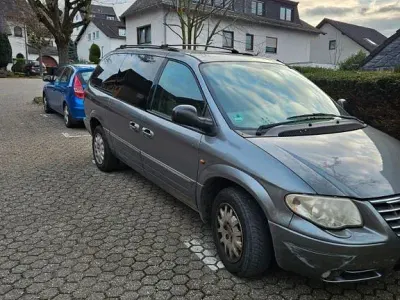 Usado Chrysler Grand Voyager Limited 150 CV (110 kW) 2007 Gris Monovolumen