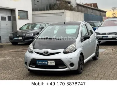 Second-hand Toyota Aygo Cool 68 CP (50 kW) 2012 Argintiu Hatchback