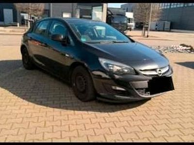 Begagnad Opel Astra 101 HK (74 kW) 2013 Svart Sedan