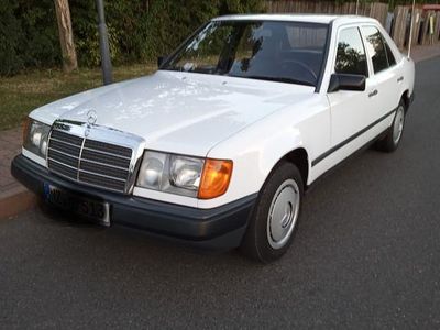 Weiß Gebraucht 1986 Mercedes 200 Limousine | 11.950 €