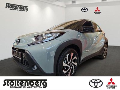 Neu Toyota Aygo X Team 72 PS (52 kW) 2025 Urban khaki (6x3)/ black mica (209) (gruen) SUV