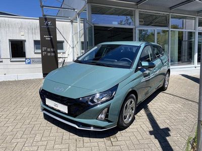 Mangrove green Gebraucht 2025 Hyundai i20 Select Limousine | 20.850 € (Fairer Preis)