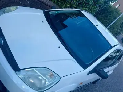 Gebraucht Ford Fiesta 60 PS (44 kW) 2004 Weiß Kleinwagen