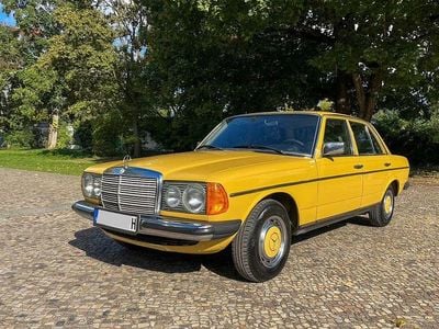 Gebraucht Mercedes 240 88 PS (64 kW) 1978 Gelb Limousine
