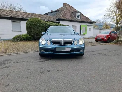 Gebraucht Mercedes E200 163 PS (119 kW) 2005 Blau Limousine