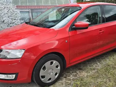 Używany Skoda Rapid 90 KM (66 kW) 2014 Czerwony Hatchback