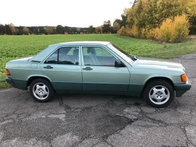 Używany Mercedes 190 118 KM (86 kW) 1988 Zielony Sedan/Limuzyna
