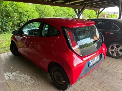 Gebraucht Toyota Aygo 69 PS (50 kW) 2015 Rot Kleinwagen