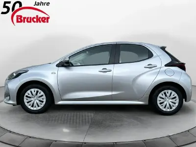 Gebraucht Toyota Yaris Hybrid Business Edition 116 PS (85 kW) 2023 Silver metallic Limousine