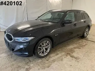 Gebraucht BMW 330e Shadowline 292 PS (214 kW) 2022 Black sapphire metallic Kombi