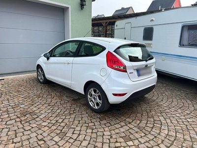Gebraucht Ford Fiesta 95 PS (69 kW) 2011 Weiß Kleinwagen