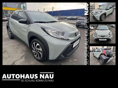 Neu Toyota Aygo X 72 PS (52 kW) 2025 Urban khaki / night sky black SUV