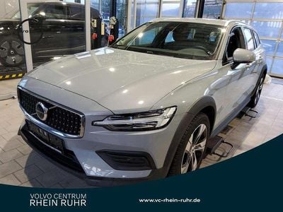 Grau Gebraucht 2023 Volvo V60 CC Plus Kombi | 35.990 € (Fairer Preis)