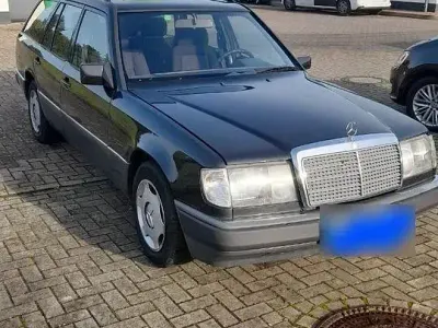 Second-hand Mercedes 200 118 CP (86 kW) 1992 Negru Break