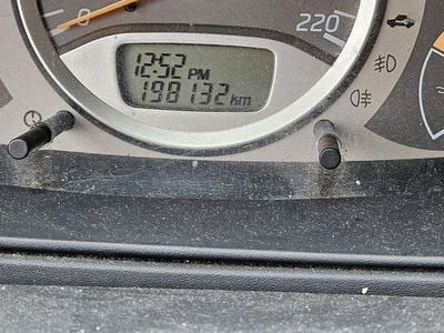 Grau Gebraucht 2002 Nissan Almera Tino Van / Kleinbus | 999 € (Guter Preis)