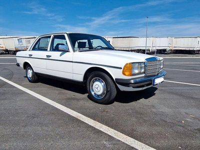 Gebraucht Mercedes 200 109 PS (80 kW) 1983 Weiß Limousine