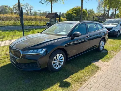 Second-hand Skoda Superb Essence 150 CP (110 kW) 2024 Negru Break
