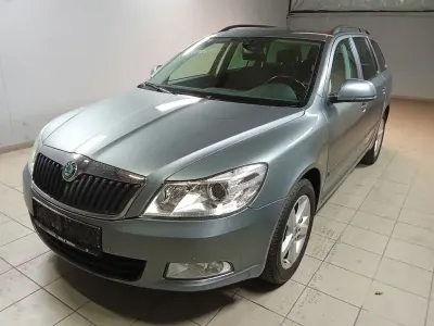 Gebraucht Skoda Octavia Elegance 105 PS (77 kW) 2013 Platingrau metallic Kombi