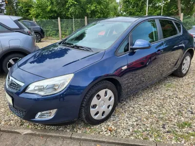 Gebraucht Opel Astra Edition 116 PS (85 kW) 2011 Ozeanblau Limousine