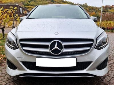 Usata Mercedes B180 122 CV (89 kW) 2016 Argento Monovolume