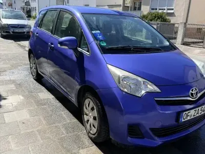Gebraucht Toyota Verso-S Comfort 99 PS (72 kW) 2011 Blau Van / Kleinbus