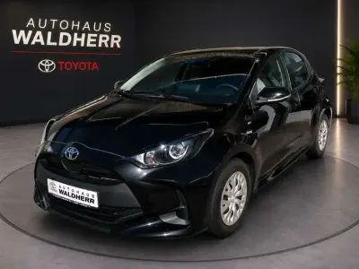 Gebraucht Toyota Yaris Comfort 72 PS (52 kW) 2022 Mysticschwarz mica Kleinwagen