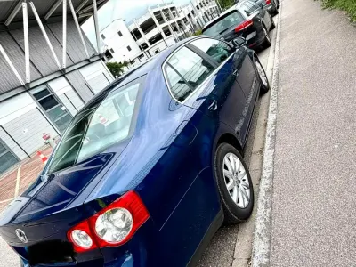Gebraucht VW Jetta 140 PS (102 kW) 2008 Blau Limousine