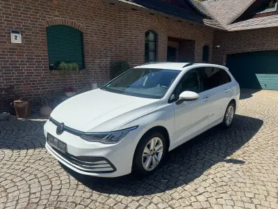 Używany VW Golf VIII Life 131 KM (96 kW) 2022 Biały Kombi