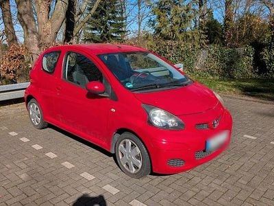 Gebraucht Toyota Aygo 68 PS (50 kW) 2009 Rot Kleinwagen