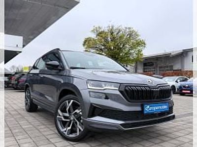Neu Skoda Karoq SportLine 150 PS (110 kW) 2025 Grau (graphitegrau metallic) SUV
