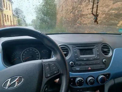 Gebraucht Hyundai i10 87 PS (63 kW) 2015 Weiß Kleinwagen