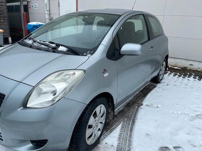 Gebraucht Toyota Yaris 70 PS (51 kW) 2005 Silber Kleinwagen