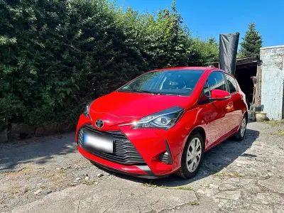 Gebraucht Toyota Yaris 69 PS (50 kW) 2018 Rot Limousine