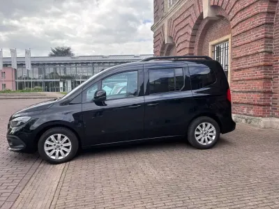 Używany Mercedes T180 Progressive 116 KM (85 kW) 2024 Czarny Minivan