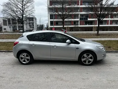 Gebraucht Opel Astra 140 PS (102 kW) 2011 Silber Limousine