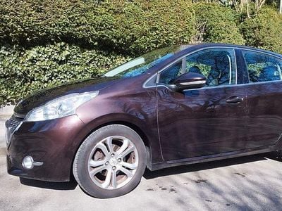 Gebraucht Peugeot 208 Allure 120 PS (88 kW) 2012 Braun Kleinwagen