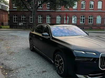 Gebraucht BMW 750e Executive 489 PS (359 kW) 2023 Schwarz Limousine