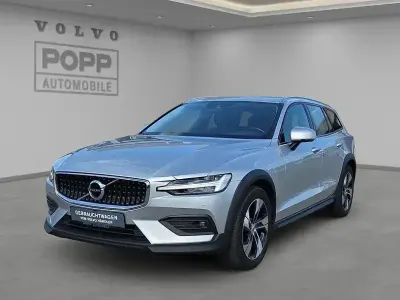 Gebraucht Volvo V60 CC Pro 197 PS (144 kW) 2020 Bright silver metallic / metallic Kombi