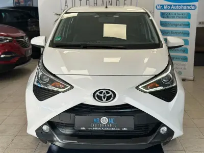 Używany Toyota Aygo X-play 72 KM (52 kW) 2021 Biały Hatchback