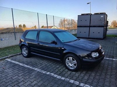 Schwarz Gebraucht 2001 VW Golf IV Kleinwagen | 1.800 € (Fairer Preis)