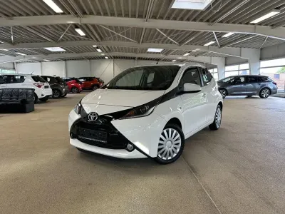 Gebraucht Toyota Aygo X-play 69 PS (50 kW) 2017 Weiß Kleinwagen