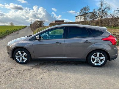 Begagnad Ford Focus Champions Edition 101 HK (74 kW) 2013 Brun Sedan