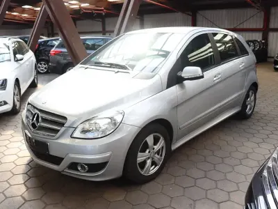 Gebraucht Mercedes B180 109 PS (80 kW) 2011 Silber Van / Kleinbus