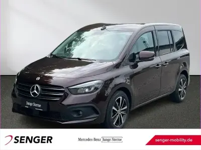Gebraucht Mercedes T180 Progressive 116 PS (85 kW) 2025 Rot Van / Kleinbus