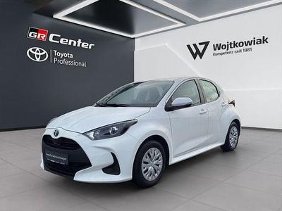 Weiß Gebraucht 2021 Toyota Yaris Hybrid Comfort Limousine | 18.740 € (Fairer Preis)