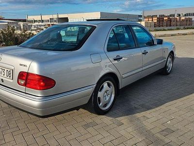 Gebraucht Mercedes 250 113 PS (83 kW) 1996 Silber Limousine