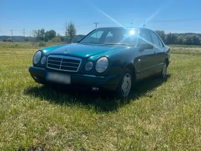 Gebraucht Mercedes E220 95 PS (69 kW) 1996 Grün Limousine