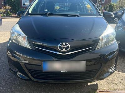 Gebraucht Toyota Yaris 69 PS (50 kW) 2014 Schwarz Kleinwagen