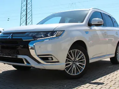 Używany Mitsubishi Outlander P-HEV Edition 224 KM (164 kW) 2019 Biały SUV